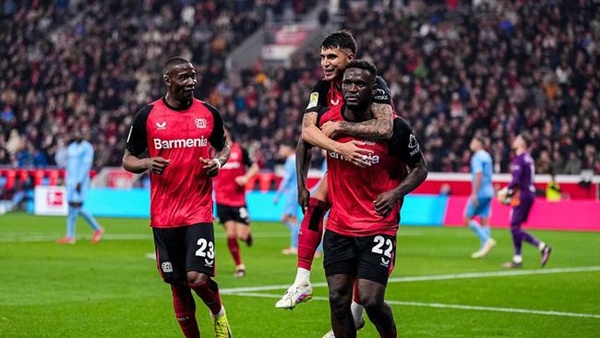 Bayer Leverkusen vượt qua khó khăn, giành chiến thắng đầu tiên dưới thời Erik ten Hag